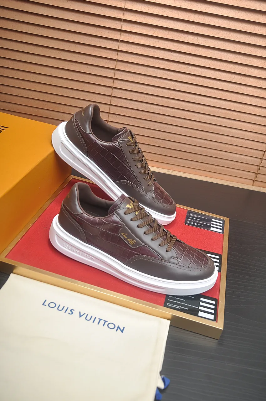 Men's men's shoes 💰640💶Original development, quality shipping, welcome to compare - LV sneaker series sports shoes introduce the loose silhouette of the ready-to-wear series into the spring and summer men's wear shows and make an eye-catching appearance. The cow leather upper is combined with rough fabric laces, and colorful beading highlights the brand's classic elements. LV letters mark the tongue and Monogram floral outsole. Mixed materials Made of top-grain cowhide, thick shoelace design, large Monogram print on the side, mesh lining and cotton feet, the comfort is as extreme as ever, premium heritage, quality first, worth owning! Size: Men’s 38-45 (45 is custom-made and cannot be returned or exchanged)